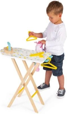 Janod Bügelbrett Mit Bügeleisen, Inkl. 3 Bügel 3 Janod Bügelbrett Mit Bügeleisen, Inkl. 3 Bügel – Bild 3