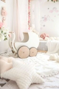 Kinderfeets Retro Puppenwagen Aus Holz, Weiß 8 Kinderfeets Retro Puppenwagen Aus Holz, Weiß -Spielzeugladen 22311639 04