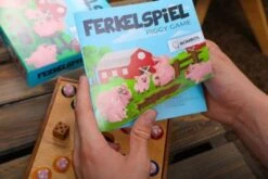 ROMBOL Ferkelspiel Premium - Lustiges Würfelspiel Für Die Ganze Familie Inkl. Erweiterung Für Noch Mehr Spielspaß 11 ROMBOL Ferkelspiel Premium - Lustiges Würfelspiel Für Die Ganze Familie Inkl. Erweiterung Für Noch Mehr Spielspaß -Spielzeugladen 28516453 06