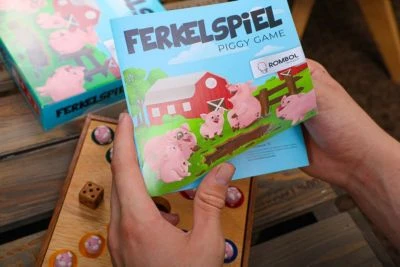ROMBOL Ferkelspiel Premium - Lustiges Würfelspiel Für Die Ganze Familie Inkl. Erweiterung Für Noch Mehr Spielspaß 6 ROMBOL Ferkelspiel Premium - Lustiges Würfelspiel Für Die Ganze Familie Inkl. Erweiterung Für Noch Mehr Spielspaß – Bild 6