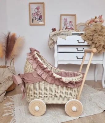 TinaForKids Puppenwagen Mit Bettwäscheset Aus Weiden Und Holz, Natur/Altrosa 5 TinaForKids Puppenwagen Mit Bettwäscheset Aus Weiden Und Holz, Natur/Altrosa – Bild 5