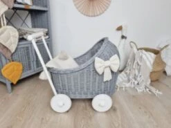 TinaForKids Puppenwagen Mit Bettwäscheset Aus Weiden Und Holz, Grau/Weiß