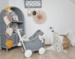 TinaForKids Puppenwagen Mit Bettwäscheset Aus Weiden Und Holz, Grau/Weiß -Spielzeugladen 29721297 04