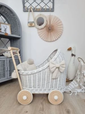 TinaForKids Puppenwagen Mit Bettwäscheset Aus Weiden Und Holz, Weiß/Natur 2 TinaForKids Puppenwagen Mit Bettwäscheset Aus Weiden Und Holz, Weiß/Natur – Bild 2