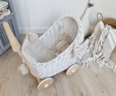 TinaForKids Puppenwagen Mit Bettwäscheset Aus Weiden Und Holz, Weiß/Natur 3 TinaForKids Puppenwagen Mit Bettwäscheset Aus Weiden Und Holz, Weiß/Natur – Bild 3